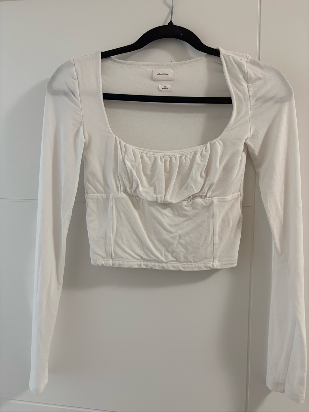 Wilfred White Scoop-Neck Long Sleeve Crop Top